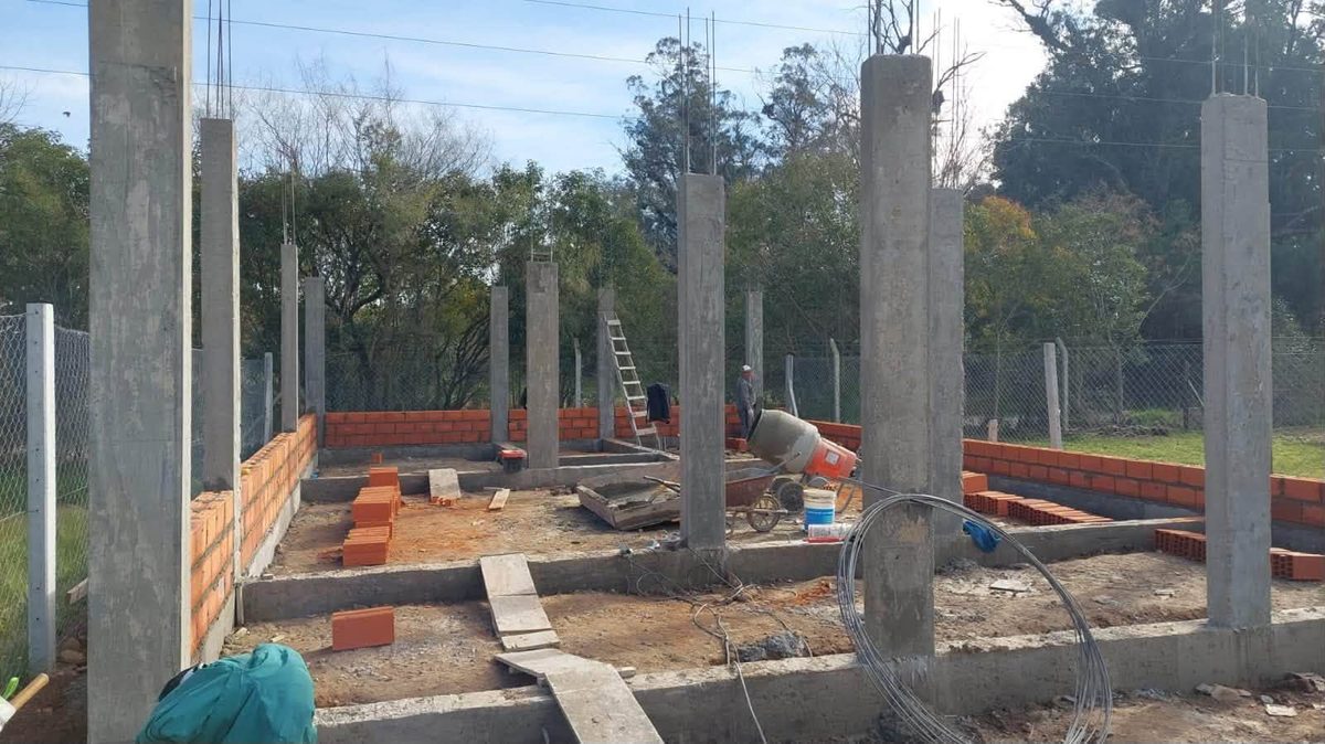 Columnas y mampostería de ladrillo en construcción