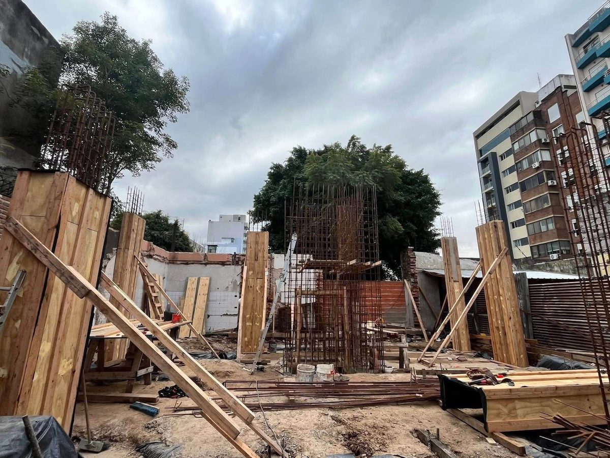 Encofrado de columnas y armaduras en obra