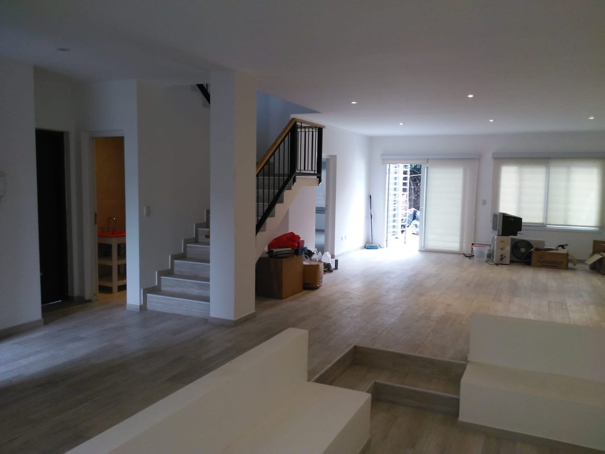 Interior terminado con escalera y piso nuevo